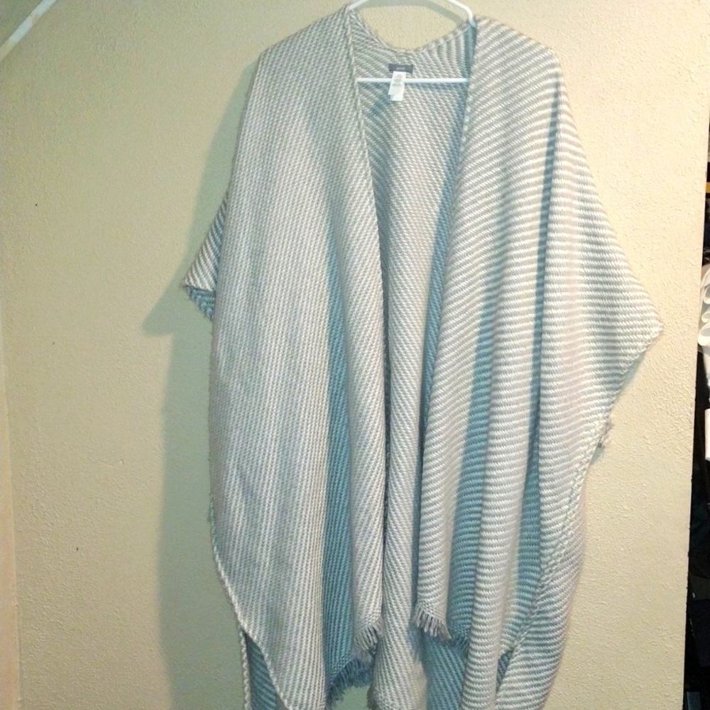 Aerie Oversized Poncho Blanket Shawl Gray White Cozy Open Front Cardigan Sweater